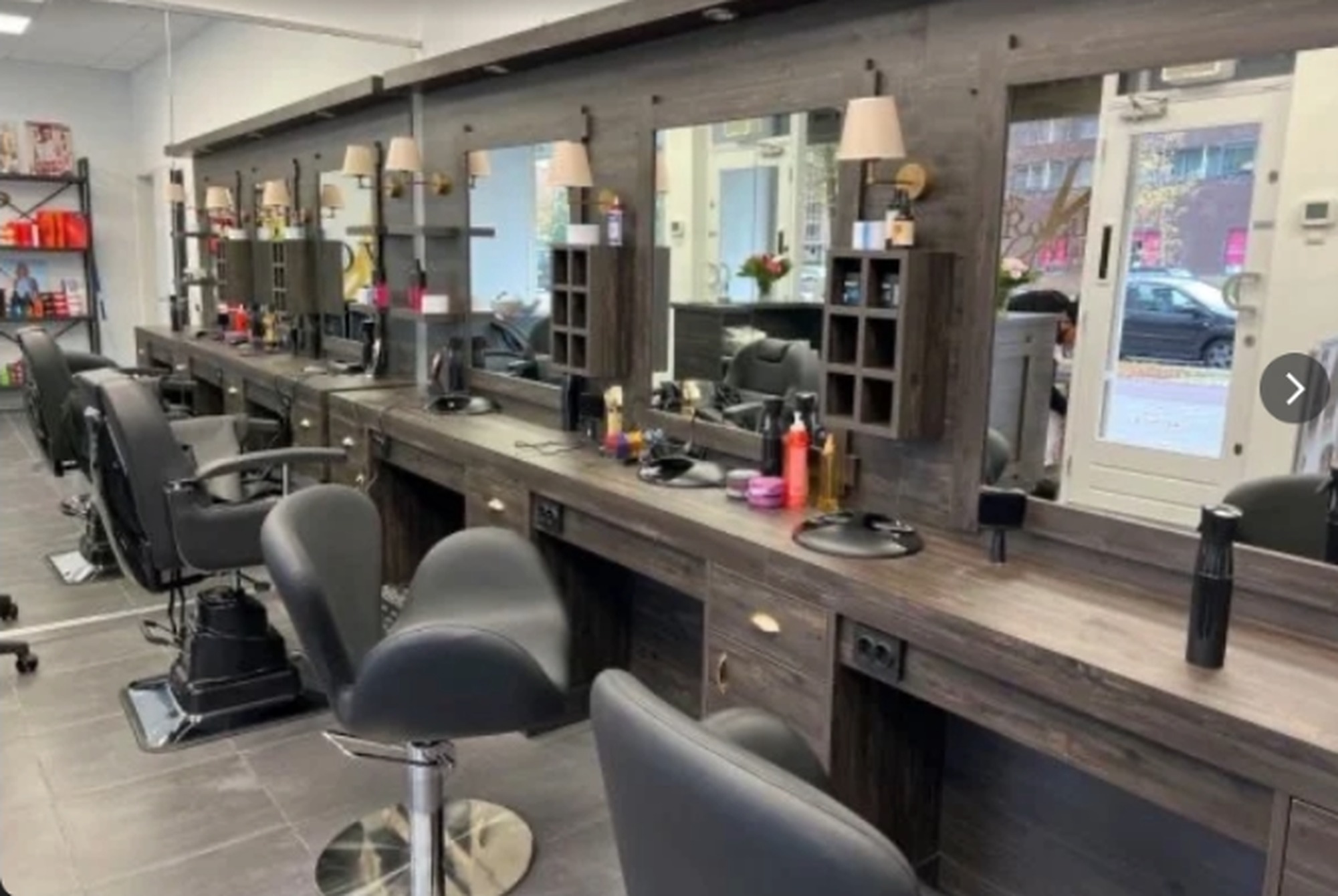 Interieur van Barbershop n1 met klassieke barberstoelen en spiegels